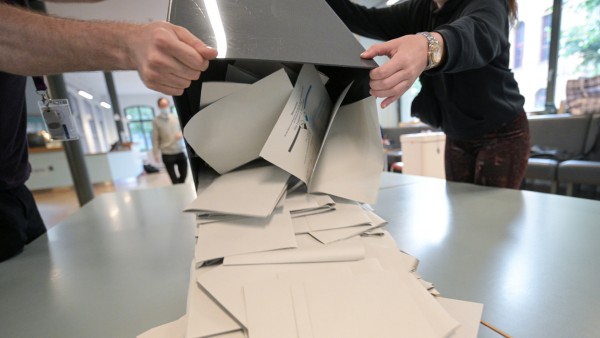 Bundestagswahl 2021: Wahllokal in Berlin beim Auszählen der Ergebnisse