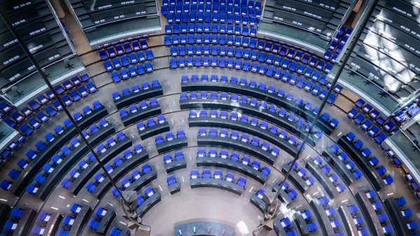 Bundestag: Leeres Plenum im Berliner Reichstag