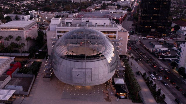 Academy Museum: Neueröffnung in Los Angeles: Die Kuppel, die der Architekt Renzo Piano für das Academy Museum entwarf, heißt in L.A. längst "Todesstern". Ihm wäre die Bezeichnung "Seifenblase" lieber.