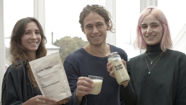 Ein Haferpulver, das zum pflanzlichen Milchersatz wird: Juliana Lapin (links), Moritz Mangold und Lily Kehl haben "Super Hafer" entwickelt.