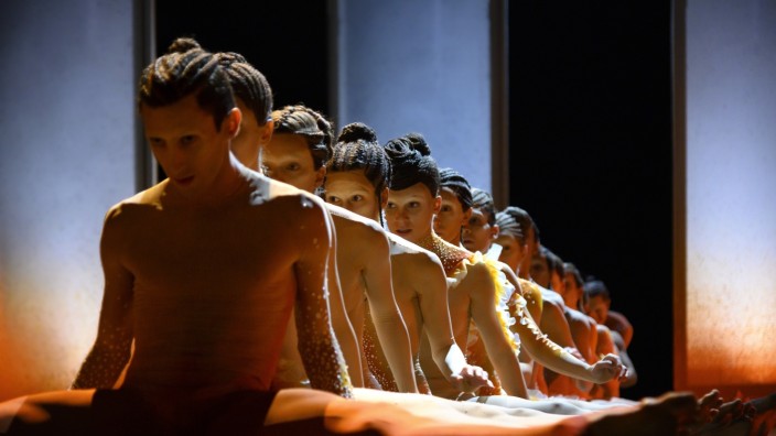 Tanz: Ommmm: Nadav Zelner deklariert seine Choreografie "Toda" am Staatsballett Hannover als Selbstsuche eines "fiktiven Gött:innenstamms".