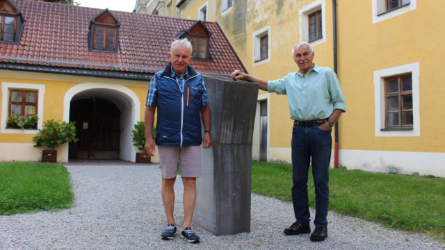 Nach Abzug der Mönche: Franz Böhm und Günther Schmid (rechts) wollen das Kloster für die Gemeinde erhalten.