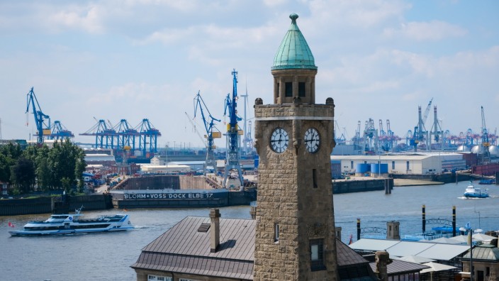 Hamburg, Deutschland - Stadtansicht Hamburger Hafen, Landungsbruecken, Pegelturm, der Kuppelbau des Alten Elbtunnels. Ha