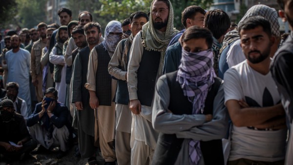 Lange Schlangen: Vor einer Bank in Kabul warten Männer, um Geld abheben zu können.