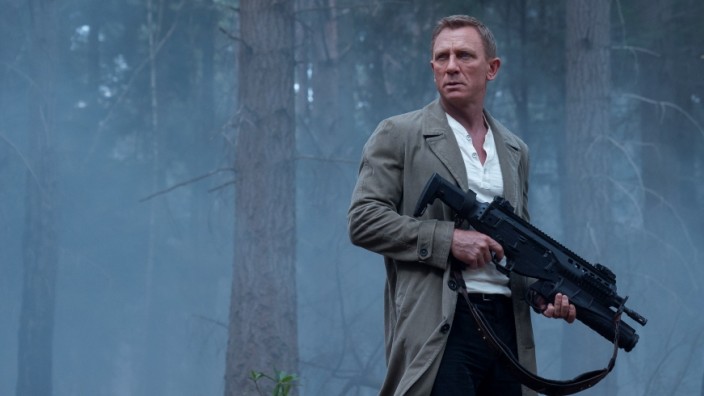 James Bond im Kino: "Keine Zeit zu sterben": Damit das Warten sich gelohnt hat, dürfen jetzt auch die Knarren etwas größer sein: Daniel Craig in "Keine Zeit zu sterben".