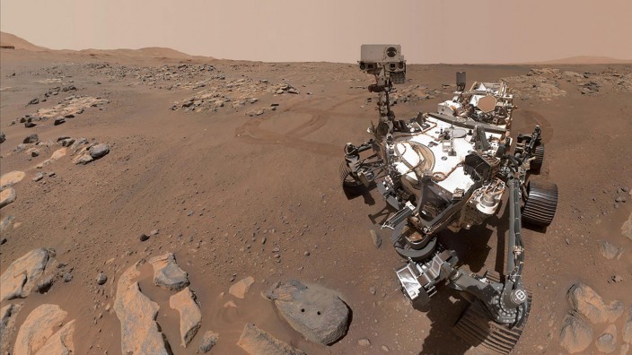 Raumfahrt: Selfie vom Mars-Trip: Perseverance mit dem Felsen, in dem zwei Bohrlöcher von der Probenentnahme erkennbar sind.