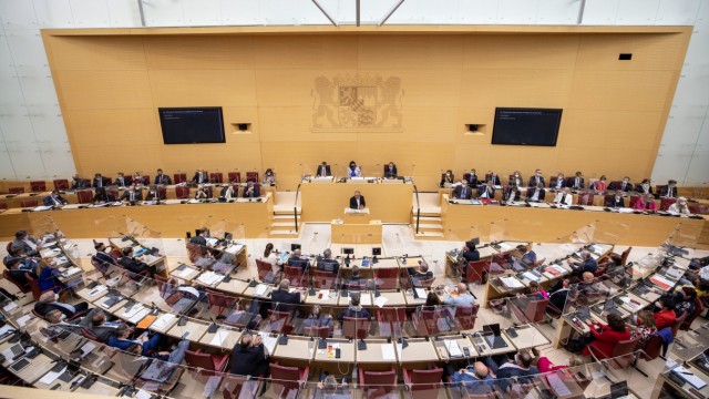 Landtag: Der bayerische Landtag hat in dieser Legislaturperiode 205 Abgeordnete, 25 mehr als in der Verfassung festgelegt.