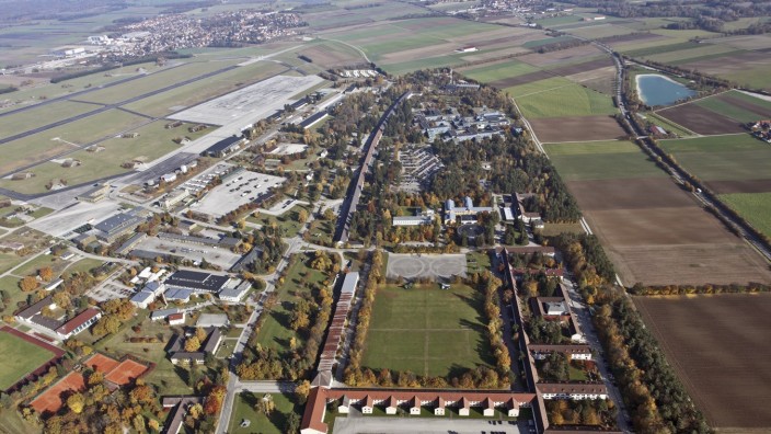 Vorschläge der BN-Kreisgruppe und der Gemeinde Maisach: Der Fliegerhorst Fürstenfeldbruck (ganz links die Landebahn, die Taxiways zu den Flugzeughangars und weitere asphaltierte Flächen).