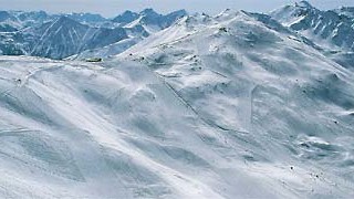 Skifahren in Österreich: Die Höhe des Skigebiets garantiert traumhafte Schneeverhältnisse. Vor allem an den Nordhängen locken weitläufige Pulverschnee-Hänge.