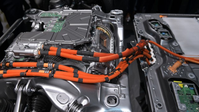 Elektromobilität in der Werkstatt: Die Bauteile eines E-Autos müssen vor der Wartung erst einmal spannungsfrei geschaltet werden.