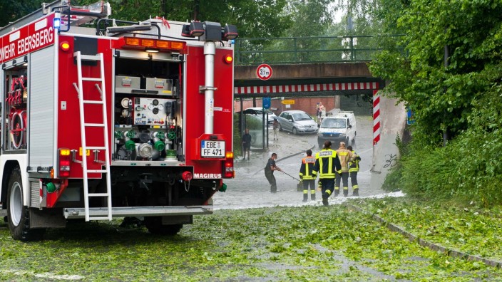 Öffentliche Sicherheit: Um extremen Wetterlagen, wie den heftigen Gewittern in diesem Sommer, Herr zu werden, müssen die Rettungskräfte gut ausgerüstet sein.