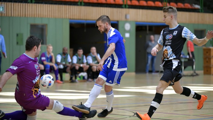 Futsal-Regionalliga: Abgeprallt: Deisenhofens Futsal-Pionier Martin Mayer (Mitte) scheitert am Torwart. Die Position des Keepers erfordert in der Halle viel Mut.