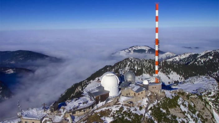 Forschung: Auf 1838 Metern Höhe steht Deutschlands größtes Teleskop mit seiner weißen Kuppel. Rechts daneben die alte Anlage.