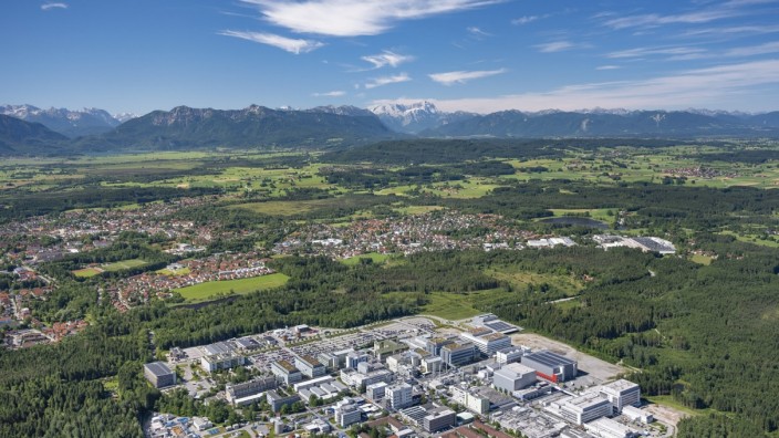 Penzberg: Die Stadt Penzberg, hier ein Blick über den Nonnenwald und das Roche-Firmengelände, will ihren Gewerbe- und Industriepark erweitern.