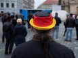 Ein Teilnehmer einer Kundgebung der sächsischen AfD in Dresden. Nach dem verheerenden Bundestagswahlergebnis erklärt Michael Kretschmer den Kampf gegen die Partei zu seiner "Lebensaufgabe".