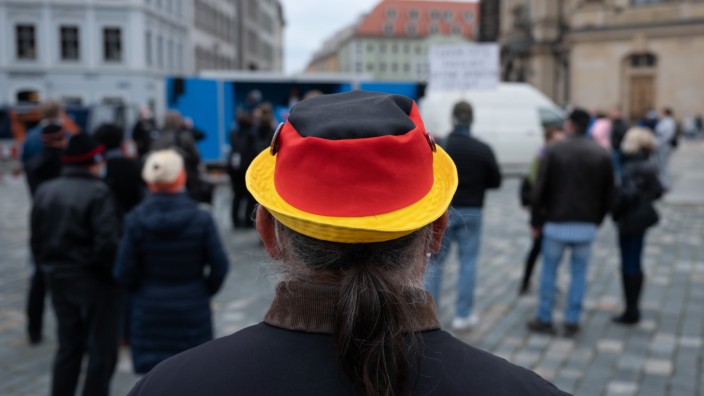 Ein Teilnehmer einer Kundgebung der sächsischen AfD in Dresden. Nach dem verheerenden Bundestagswahlergebnis erklärt Michael Kretschmer den Kampf gegen die Partei zu seiner "Lebensaufgabe".