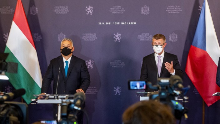 Hungary s Prime Minister Viktor Orban, left, and Czech Republic s Prime Minister Andrej Babis attend a press conference