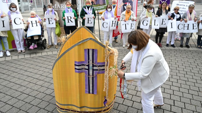 Synodalversammlung Katholische Kirche Frankfurt Demonstranten