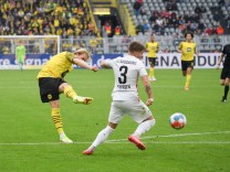 Julian Brandt (Borussia Dortmund), li., erzielt das Tor zum 2:1 02.10.2021, Fussball GER, Saison 2021 2022, 1. Bundeslig