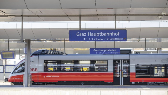 Hauptbahnhof Graz *** Train main station Graz Der Grazer Hauptbahnhof wird täglich von vielen Reisenden frequentiert. Im