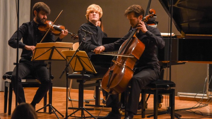 Meitersolisten im Isartal: Christoph Callies (Violine), Samuel Selle (Cello) und Lion Hinnrichs (Klavier) sind das "Trio Adorno".