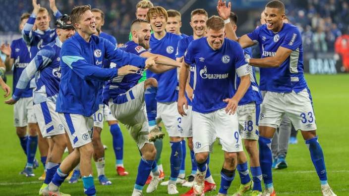 FC Schalke 04 Spieler feiern den Sieg, Simon Terodde (FC Schalke 04, 09), GER, FC Schalke 04 vs. FC Ingolstadt, Fussball; Fußball