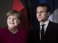 Handshake zwischen Bundeskanzlerin Angela Merkel L CDU und dem Praesidenten von Frankreich Emman