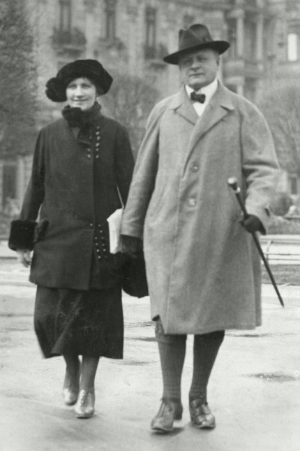 Alexej von Jawlensky: Ein Spaziergang mit Mäzenin Tony Kirchhoff auf der Wilhelmstraße in Wiesbaden 1922.