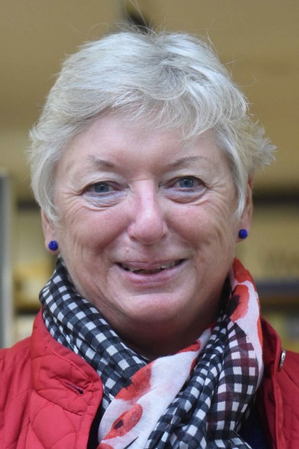 Fairtrade-Town Dachau: Brigitte Hinterscheid freut sich über das Zertifikat.