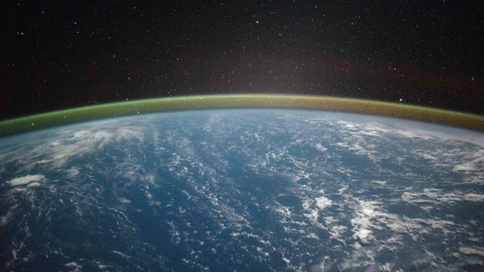 Nobelpreise: Die Atmosphäre leuchtet: Blick von der Internationalen Raumstation auf den Erdhorizont.