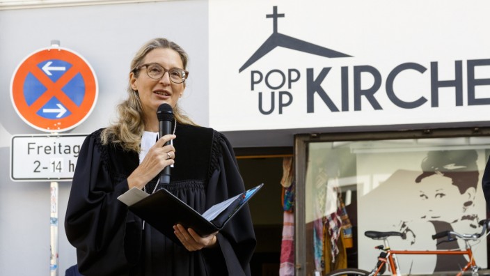 Plötzlich Kirche: Dekanin Nina Lubomierski versucht mit der Pop up Kirche in Landshut neue Wege zu gehen.