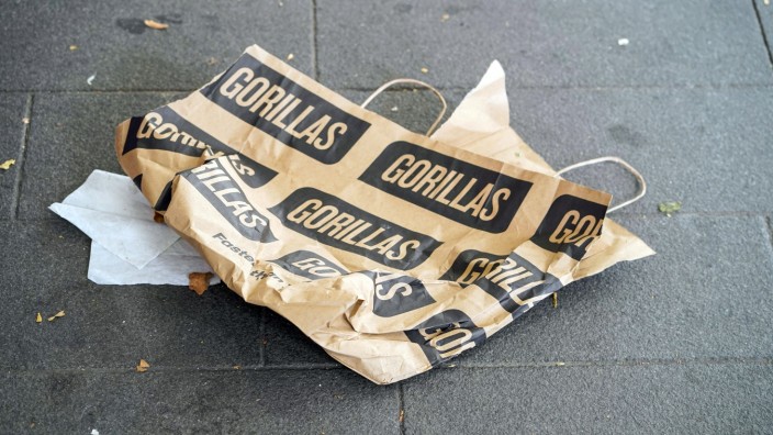 03.10.2021, Berlin, Deutschland, GER, Tag der Deutschen Einheit, eine Papiertragetasche von Gorillas liegt auf dem Boden