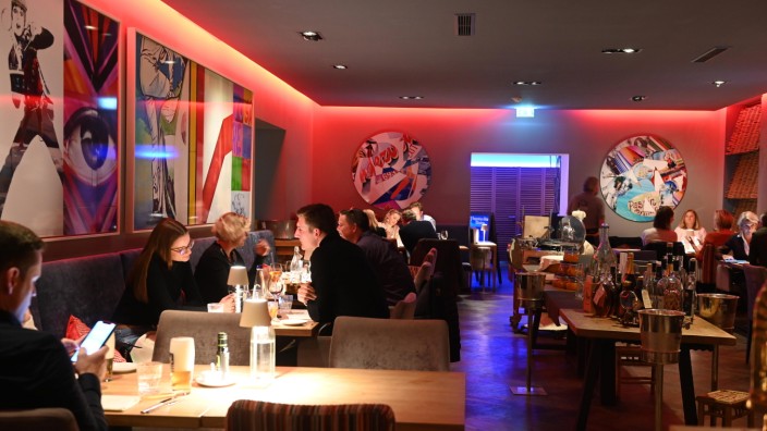 Blauer Bock: In der Mitte des Lokals steht ein langer Tisch mit Getränken und einem ausgehöhltem Käselaib, in dem sensationeller Cesar Salad angemacht wird.