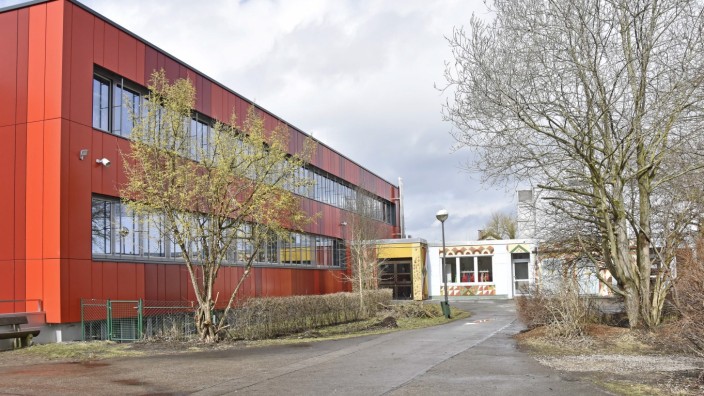 Eichenau: Nach außen macht die Eichenauer Starzelbachschule einen guten Eindruck. Doch viele Baumängel müssen behoben werden.