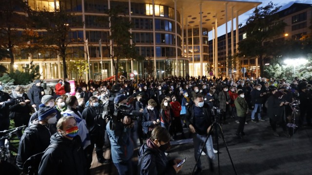 Prozess in Leipzig: Am 5. Oktober 2021 haben sich vor dem Leipziger Hotel Westin Hunderte Menschen mit Gil Ofarim solidarisiert.