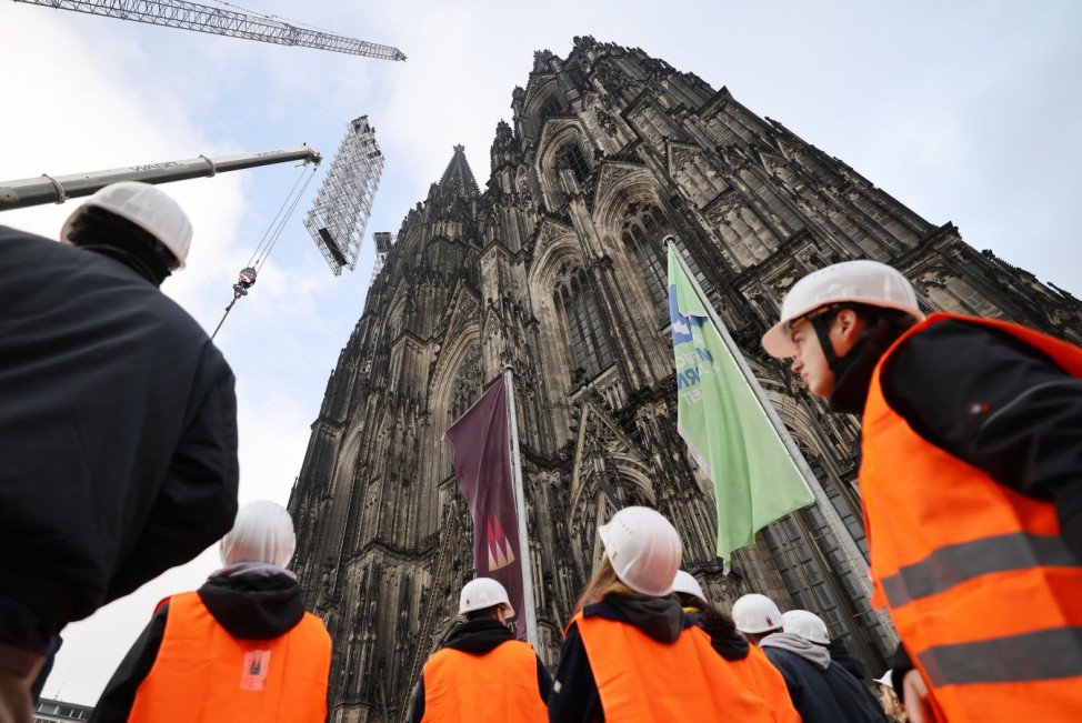 Gerüst am Kölner Dom wird abgebaut