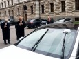 Prozess in München: Der Wagen eines Klägers vor dem Oberlandesgericht
