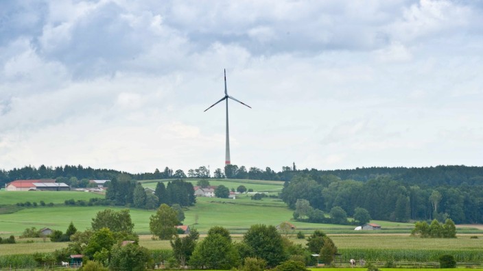 Energiewende im Landkreis Ebersberg: Noch ist es das einzige seiner Art im Landkreis, das Windrad in Hamberg bei Bruck. Vielleicht dreht sich aber ganz in der Nähe bald ein weiteres.