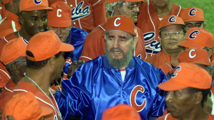 CUBAN PRESIDENT CASTRO POSES FOR PHOTO WITH BASEBALL TEAM
