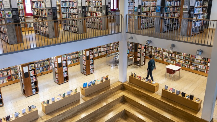 Bücherei: Die Stadtbücherei Erding freut sich auf Besucher, die in den Räumen schmökern, neue Angebote nutzen oder auch zu Lesungen kommen.