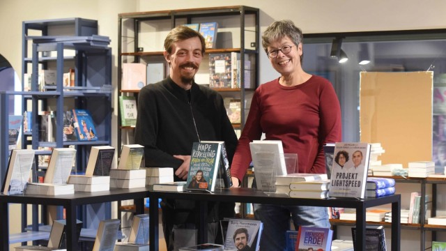 Jahresrückblick: Buchhändler Corinna Hegener und Sebastian von Gersdorff (links) im „Subtext“.