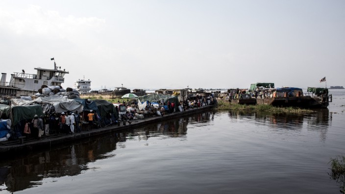 Demokratische Republik Kongo: Lastkähne auf dem Kongo im September 2018: Wegen des schlecht ausgebauten Straßennetzes reisen viele Kongolesen mit dem Schiff.