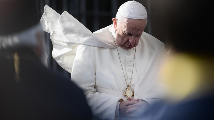 Katholizismus: Papst Franziskus betete am Donnerstag in Rom für den Frieden. In seiner Kirche will er einen neuen gemeinschaftlichen Stil etablieren.