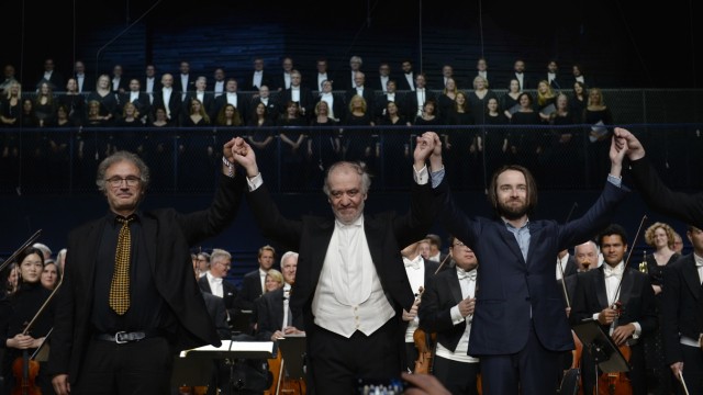 Eröffnung der Isarphilharmonie: Eröffnungskonzert geschafft: Thierry Escaich, Valery Gergiev und Danil Trifonov (von links) holen sich den Applaus für ihre Vorstellung ab.
