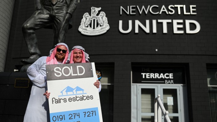 Newcastle United: Die Fans von Newcastle United feiern den Verkauf an Saudi-Arabien ausgelassen vor dem St.-James-Park.