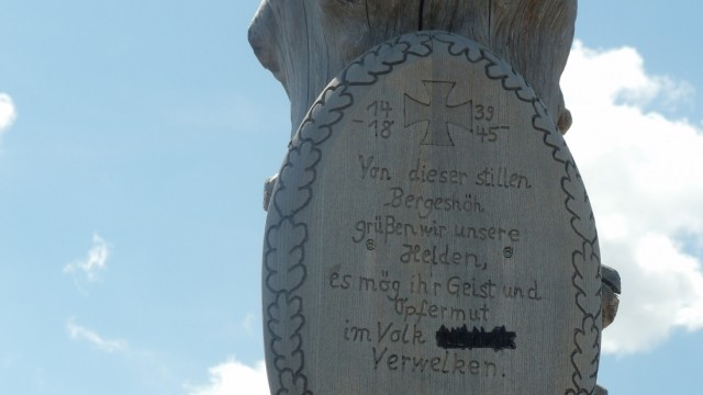 Mitten in Bayern: Nach dem ersten Besuch von Aktionskünstler Wolfram Kastner im August blieb die Tafel der Edelweiß-Trachtler mit einem geschwärzten "niemals" zurück.
