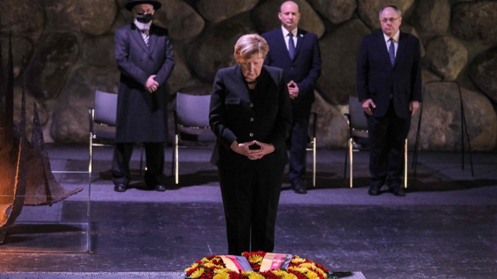 Deutsch-israelische Beziehungen: In der Halle der Erinnerung: Angela Merkel in der Holocaust-Gedenkstätte Yad Vashem, Jerusalem, am 10. Oktober 2021.