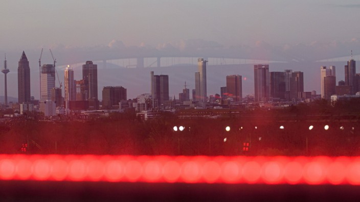 Blick auf die Skyline der Stadt Frankfurt am Main, am 20.04.2021 in Frankfurt/Deutschland. *** View of the skyline of th