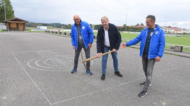 Freizeit: Ulrich Bergmann, sportlicher Leiter Fußball (von rechts) sowie Wilhelm Menke und Martin Steininger vom Vereinsvorstand zeigen den Standort.
