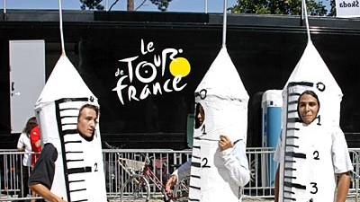 Doping im Sport: Man kann's auch mit Humor nehmen: Lebende Spritzen bei der Tour de France.